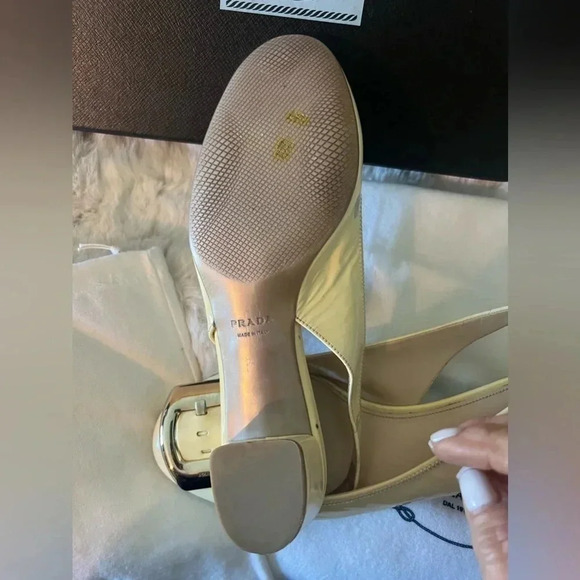 Vintage Prada Sling back Cream Patent Leather shoes… - Picture 13 of 17